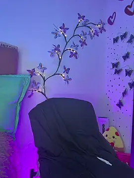 LindaWz  online show from April 19, 8:03 am