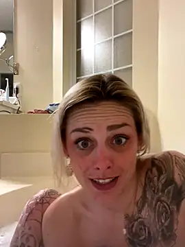 Snapshot of BriTaySayy chatting on October 26, 8:59 pm BriTaySayy online show from October 26, 8:59 pm