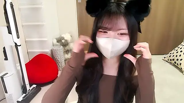 Snapshot of moka-neko chatting on October 19, 11:45 am moka-neko online show from October 19, 11:45 am