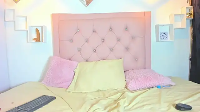 Mia Suarezzz online show from December 3, 1:41 am