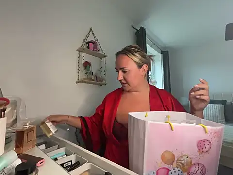 Elliemaee online show from November 7, 1:17 pm