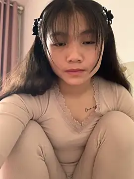 Emlyly-18 online show from November 17, 4:24 am