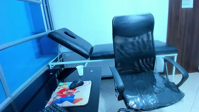 LeilaSmith  online show from February 7, 12:09 pm