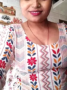 Hot-Pooja25 online show from February 5, 9:01 am