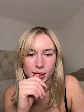 SexySaraxxoo online show from September 22, 8:18 pm