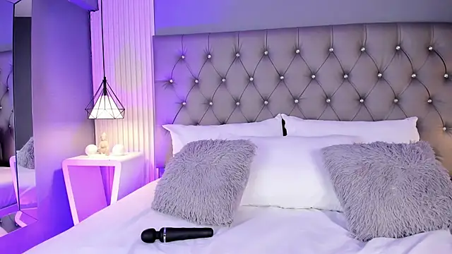 LunaBloomn online show from March 4, 5:30 pm