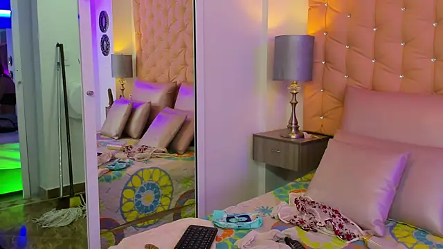 Leslie Bussh  online show from March 25, 11:57 am