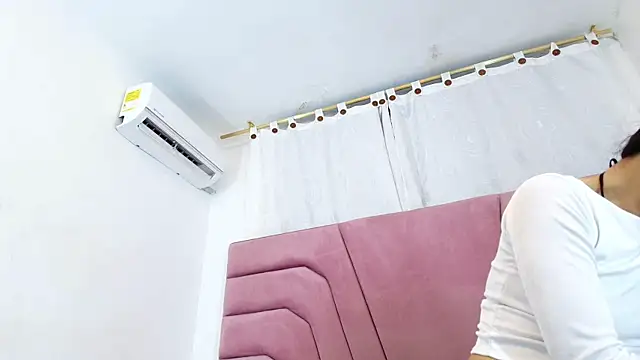 miajhonsonx online show from March 31, 8:53 pm