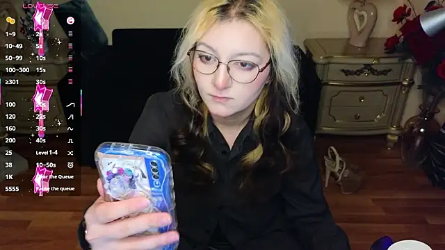 JuicyLullu online show from January 17, 11:40 am