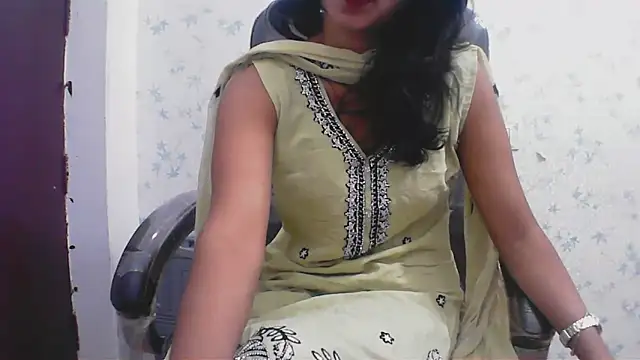 short girl  online show from April 18, 12:02 am