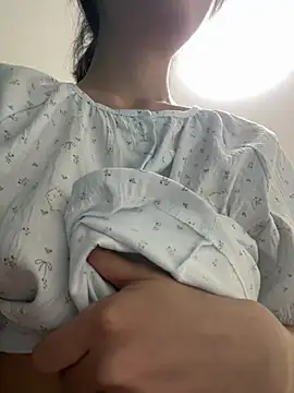 qiqi x online show from April 18, 1:46 pm