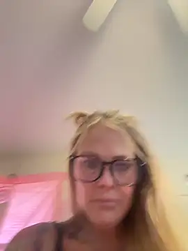 Snapshot of tattoobarbiexox chatting on October 2, 2:55 pm tattoobarbiexox online show from October 2, 2:55 pm