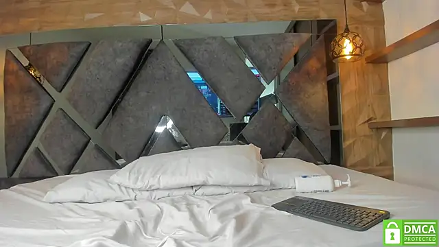 Scarlet  Jones  online show from September 26, 8:50 pm