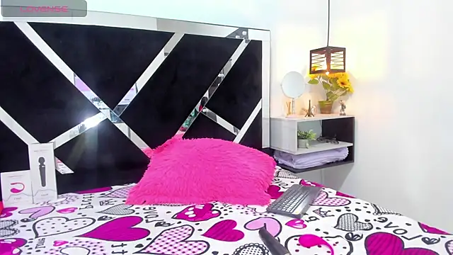 HoollyHendrix online show from October 25, 9:10 pm