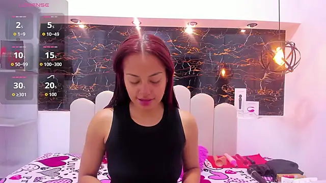 HoollyHendrix online show from November 17, 1:45 pm