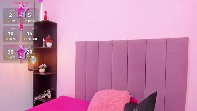 HoollyHendrix online show from October 22, 8:25 pm