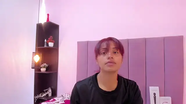 Snapshot of HoollyHendrix chatting on October 20, 8:23 pm HoollyHendrix online show from October 20, 8:23 pm