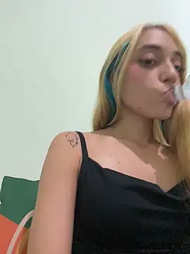 loirinhaaa online show from April 28, 6:23 pm