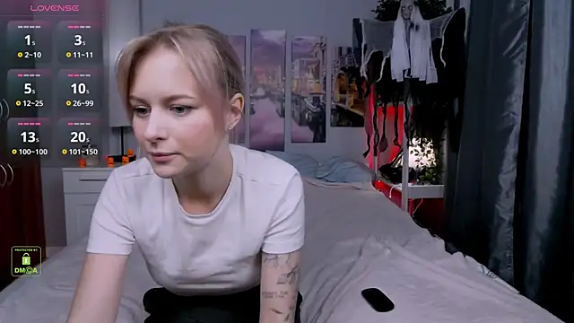 Snapshot of LunaLuxxy chatting on October 3, 4:01 pm LunaLuxxy online show from October 3, 4:01 pm