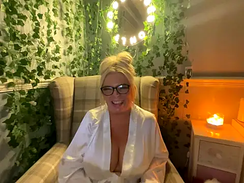 BonnyDesire online show from October 28, 8:35 pm