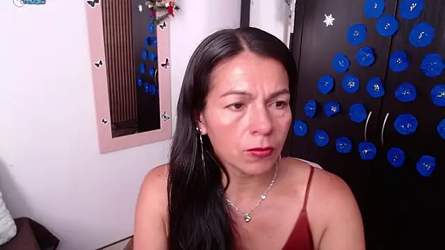 camilavargas  online show from December 13, 9:32 pm