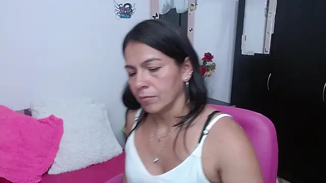 camilavargas  online show from October 6, 12:27 am