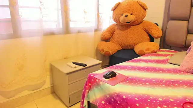 Snapshot of Beauty_Luci chatting on October 15, 9:39 pm Beauty Luci online show from October 15, 9:39 pm