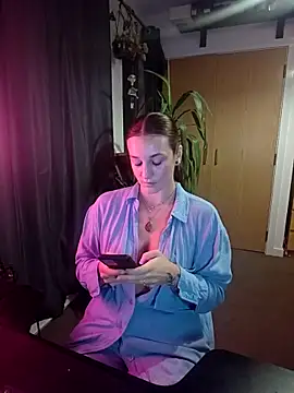 laradoom online show from November 3, 7:18 pm