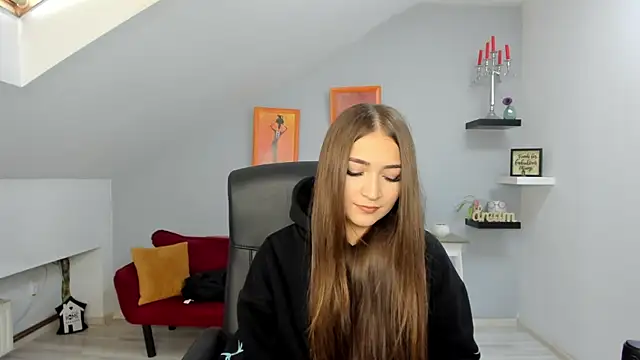 Snapshot of EllaClarke chatting on October 19, 10:50 am EllaClarke online show from October 19, 10:50 am