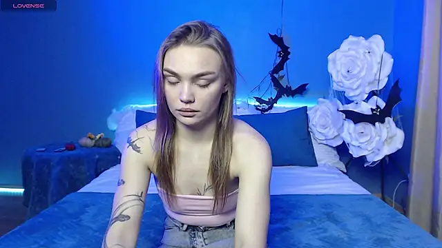 KitsyMoore online show from November 6, 1:28 pm