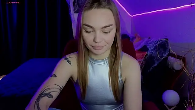 KitsyMoore online show from October 27, 1:17 pm