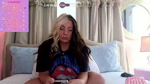 STIFFLERSMOMM online show from February 13, 4:30 pm