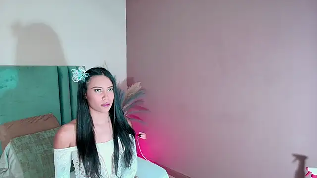 Snapshot of EmmaSaintt chatting on October 17, 12:47 am EmmaSaintt online show from October 17, 12:47 am