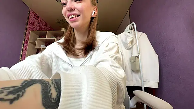 Snapshot of SofiaSmiles chatting on October 5, 5:34 am SofiaSmiles online show from October 5, 5:34 am