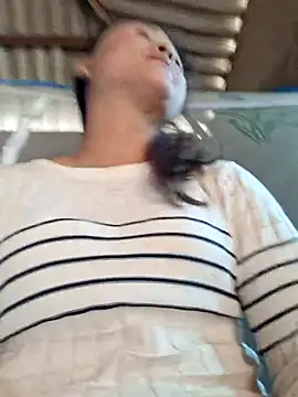 xuxulovezz online show from December 3, 6:27 am