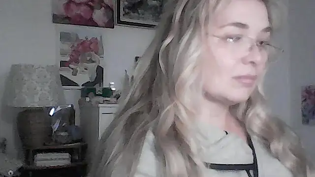 Myrienna online show from November 23, 9:38 pm