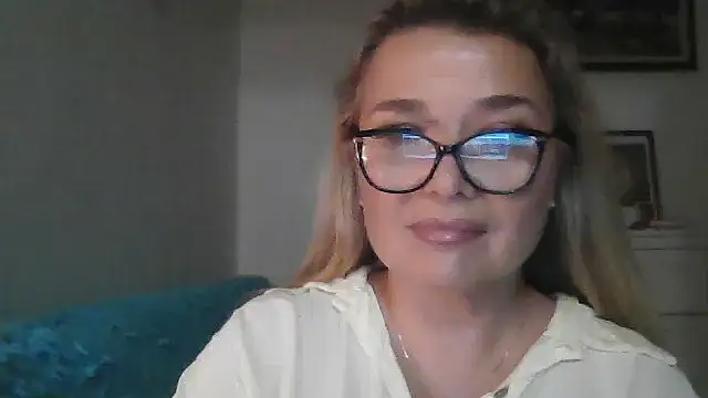 Myrienna online show from September 29, 5:40 pm