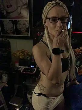 Snapshot of blondebarbiebae chatting on October 13, 10:45 pm blondebarbiebae online show from October 13, 10:45 pm