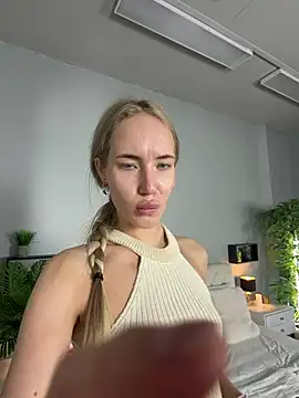 MaryDavies online show from March 22, 7:25 am