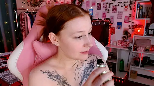 Ayla Hicks online show from December 3, 9:39 pm