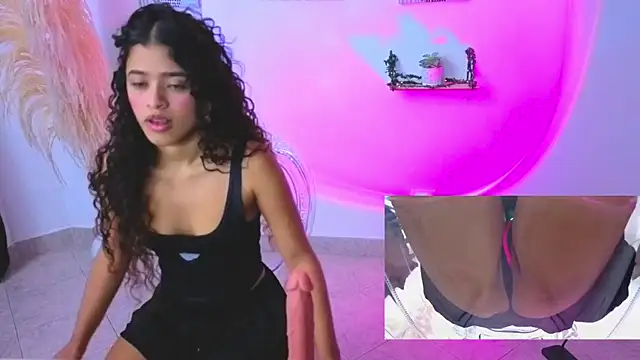 pequitasmedusa9 online show from October 11, 8:44 pm