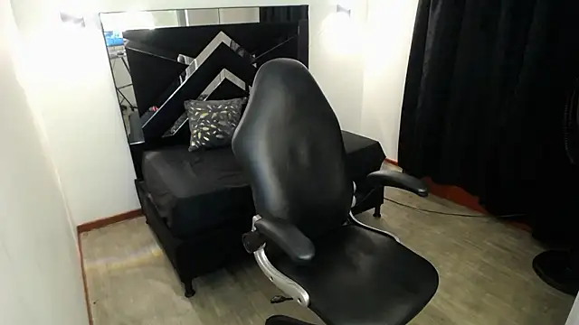 MarianaRojas  online show from February 3, 6:22 am