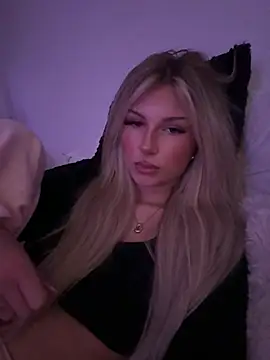 blondeeee online show from April 15, 4:51 pm