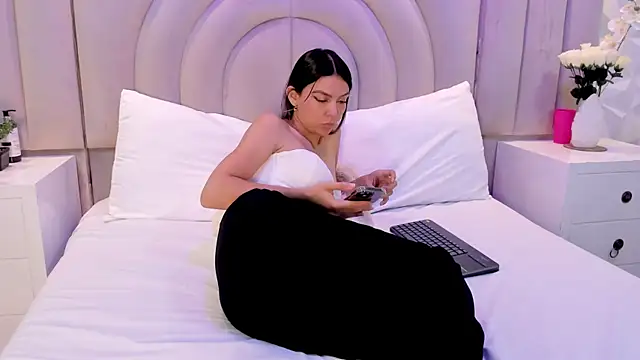 celestebellmont online show from November 21, 12:40 pm