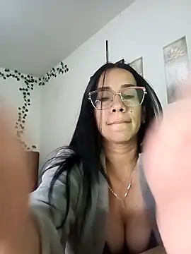 YaraDuartee online show from December 1, 1:31 am