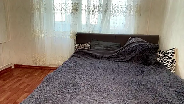 LindyEckland online show from April 1, 1:41 pm