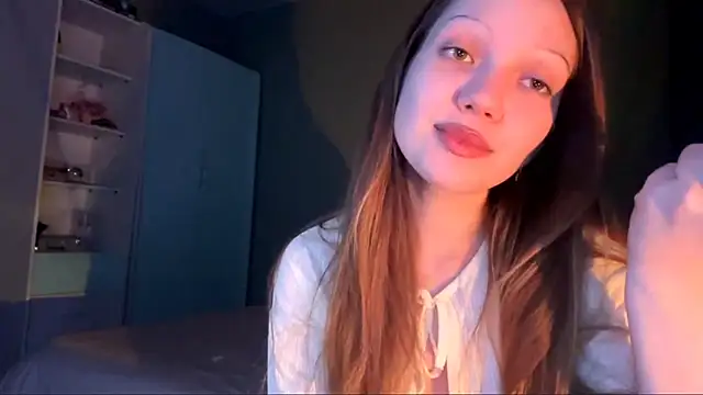 EmiIyKitty online show from October 18, 8:32 pm