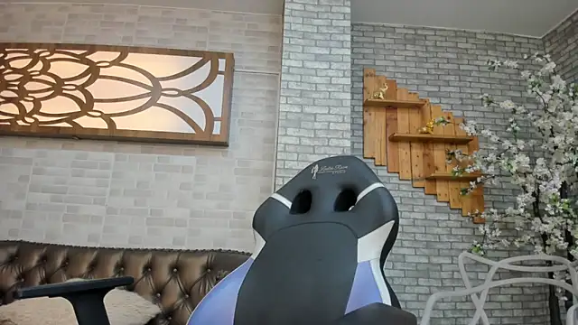 Alisonn Doll online show from February 2, 6:40 pm