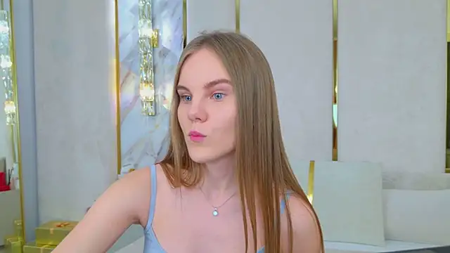 Lili Lohan online show from December 14, 5:19 pm