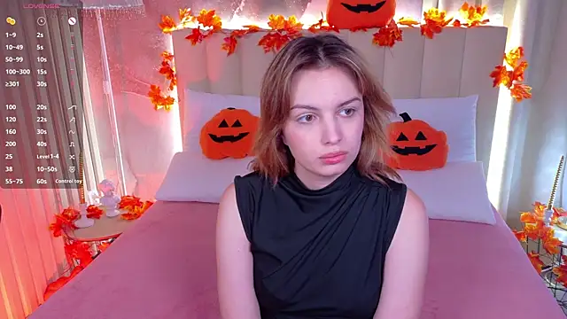 Snapshot of VioletteRose chatting on October 19, 4:53 pm VioletteRose online show from October 19, 4:53 pm